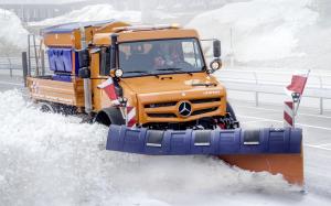 Mercedes-Benz Unimog U 4023 mit Schmidt Stratos Streugerat und Schneepflug '2018